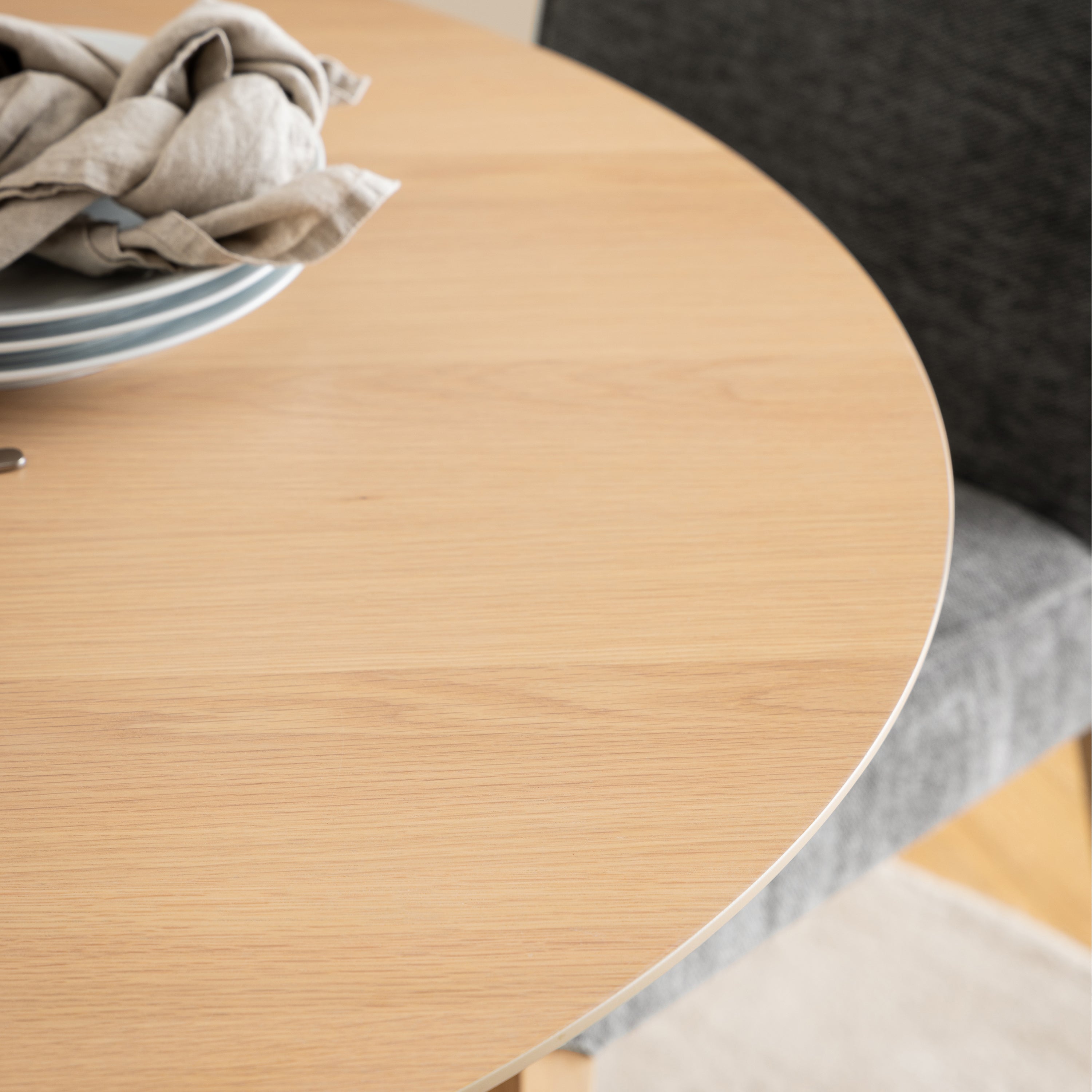 I_Duncan Round Dining Table in White Oak Included 4 Cassandra Dining Chair with Armrest in White Oak