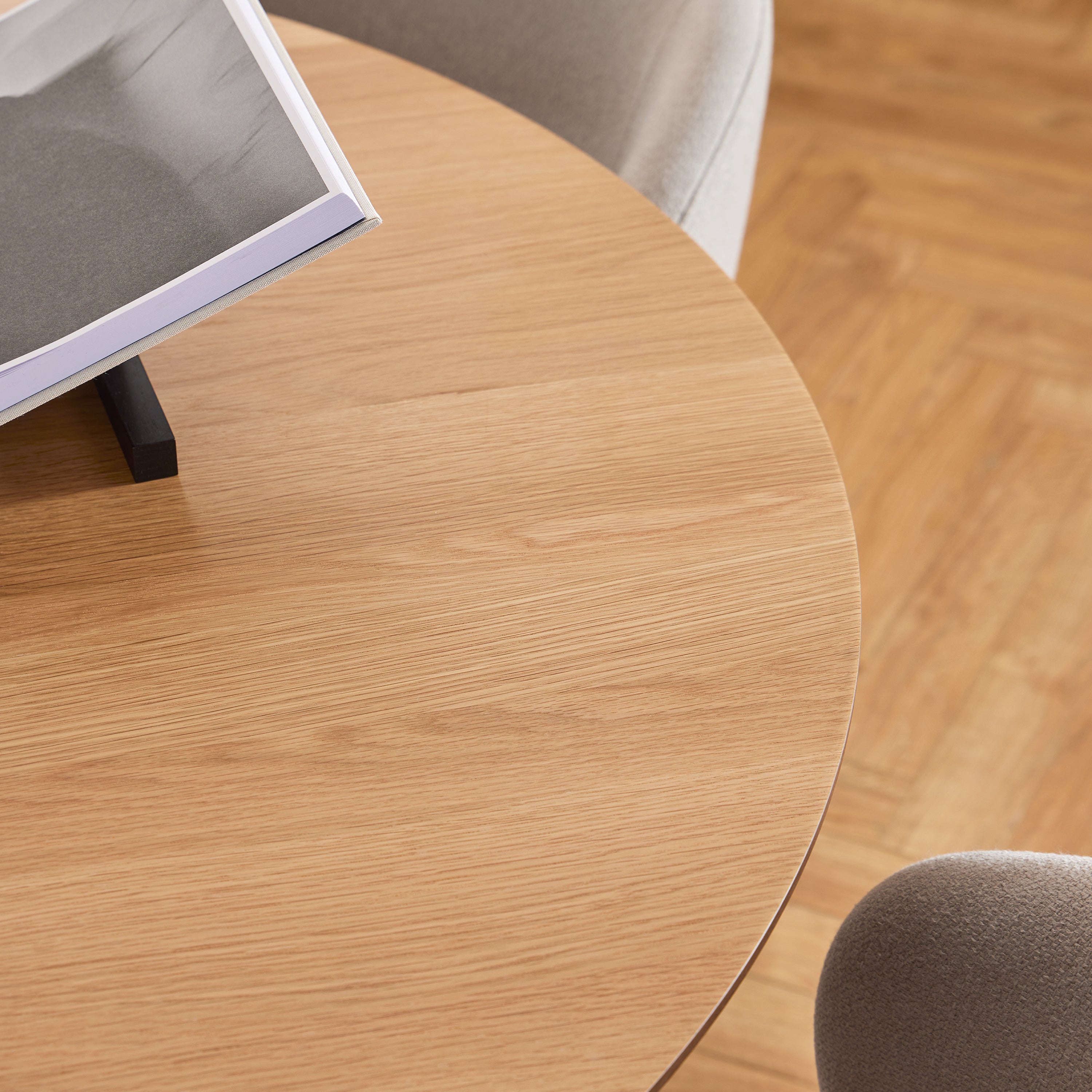 Soli Round Dining Table in Oak/Black 120x75cm Included 4 Darlene Dining Chair with Armrest and Swivel Function in Beige